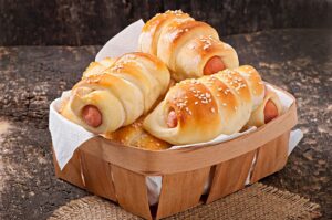 кифлички со виршла